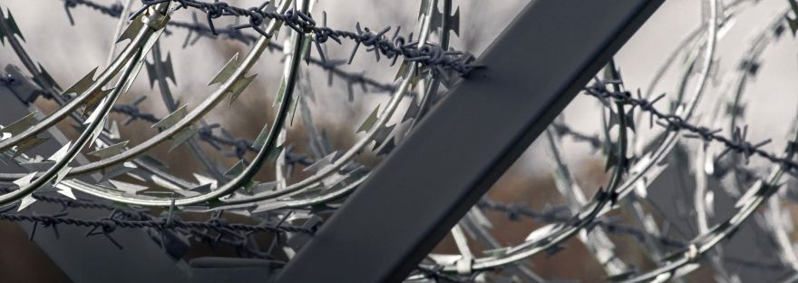 Hotdip Galvanized Razor Barbed Wire memberi keselamatan pagar yang paling kukuh kepada anda BP WIJAYA TRADING SDN BHD Pengilang BRC Mesh Malaysia